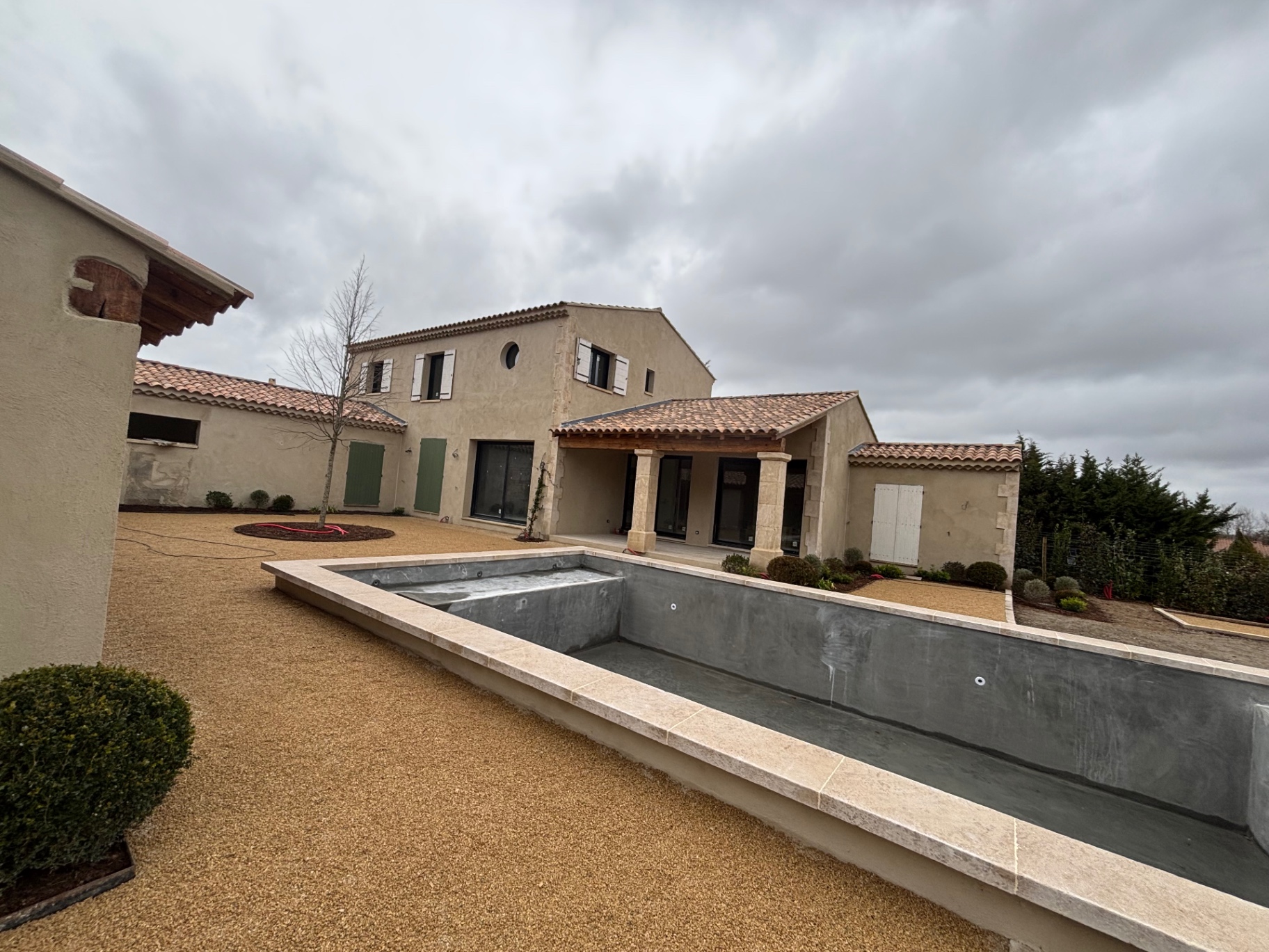Mas provençal terminé avec bassin maçonné et margelles