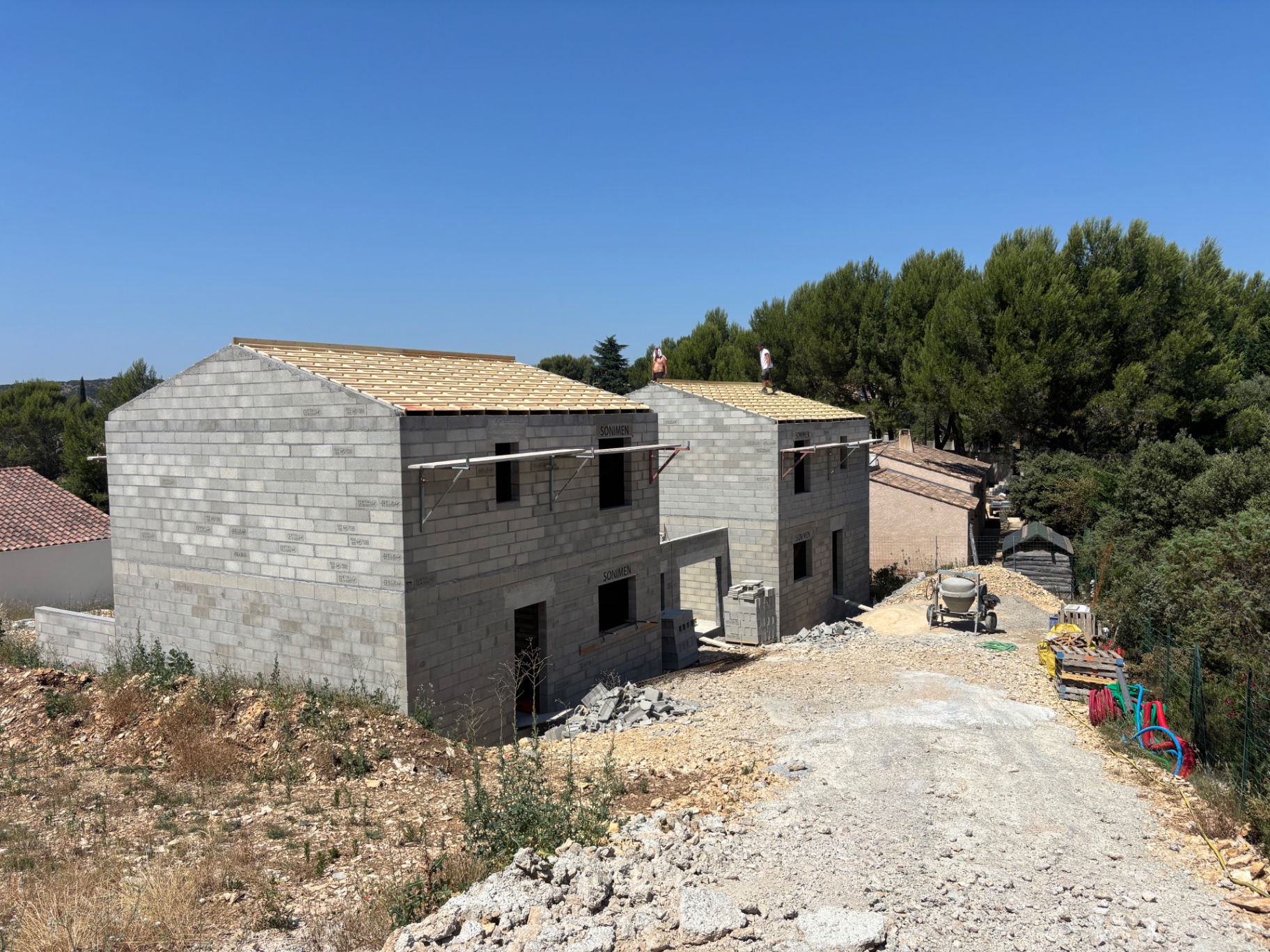 Villas mitoyennes en agglos avec charpente et voliges posées