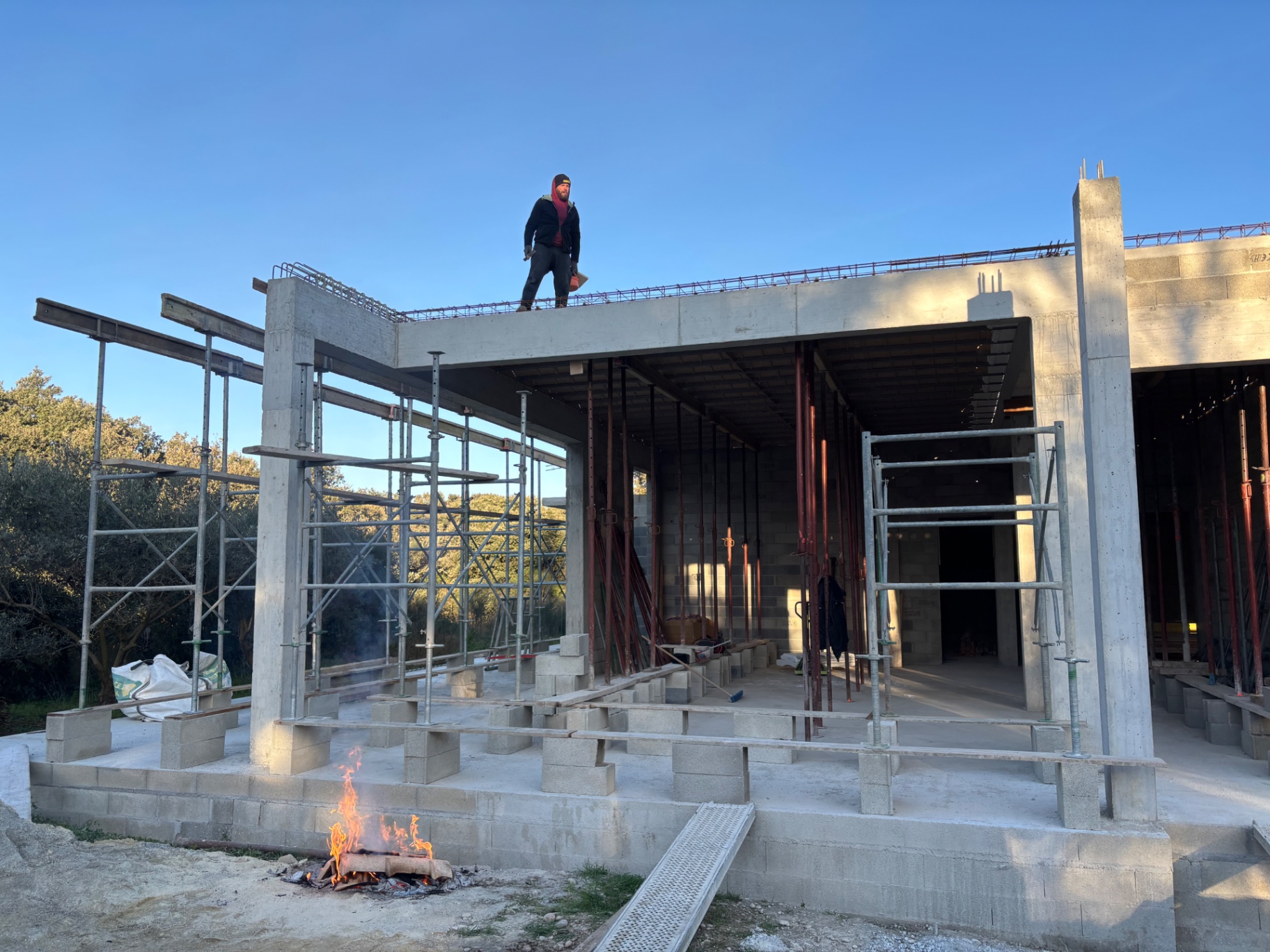 Dalle béton et poutres coulées sur la villa en construction