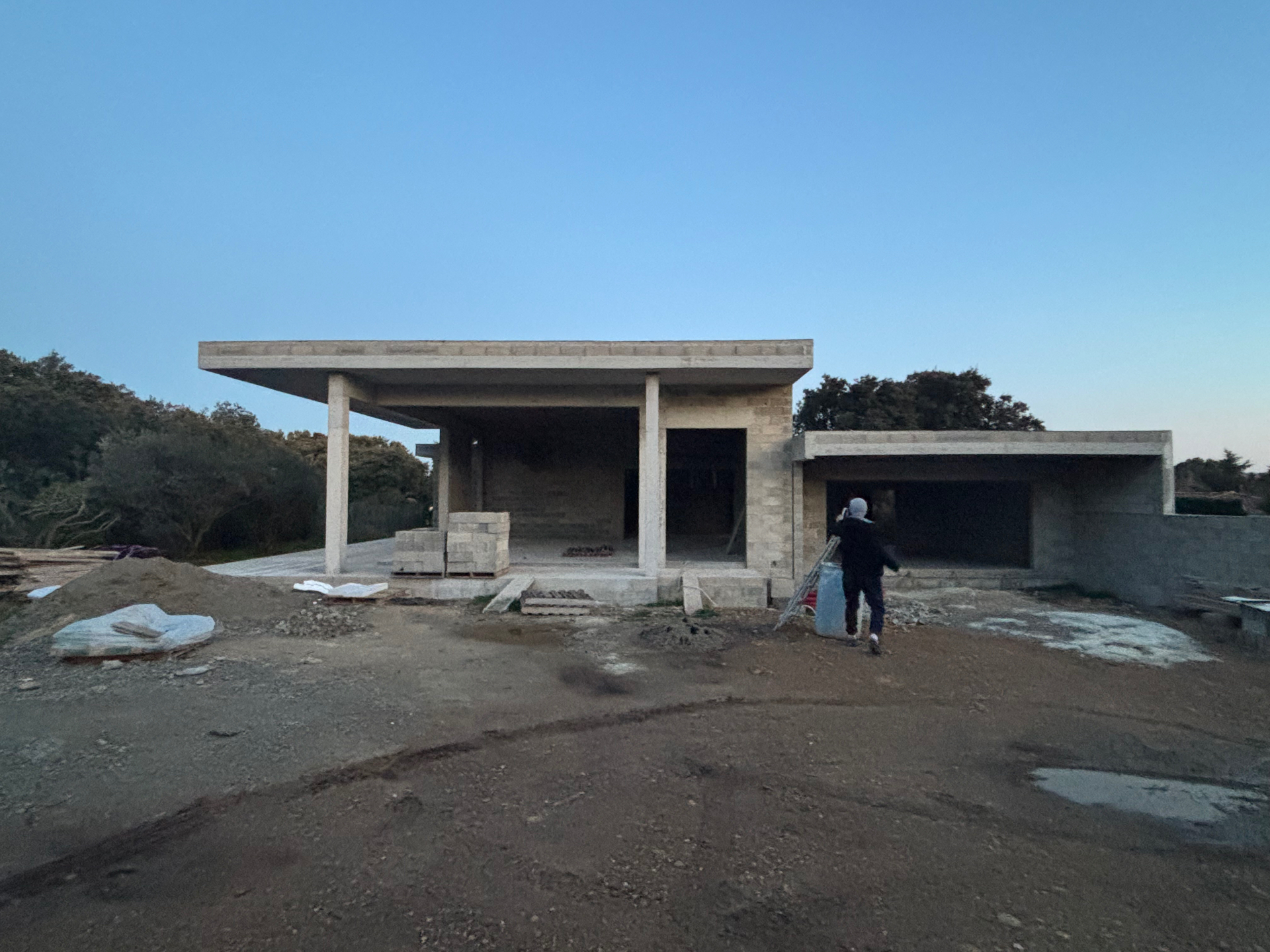 Villa contemporaine en gros œuvre terminé avec préau et garage