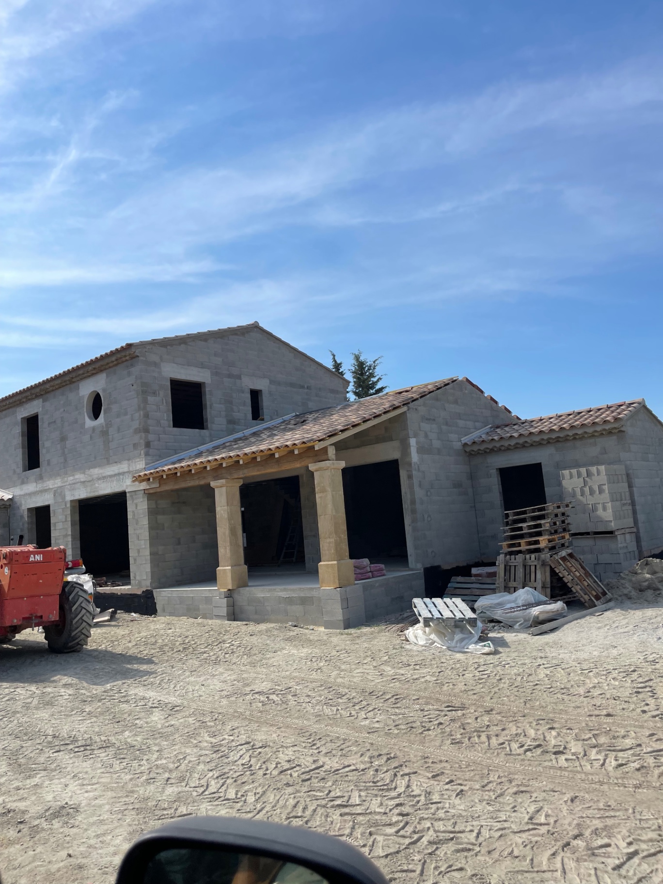 Villa en construction avec préau et piliers en pierre
