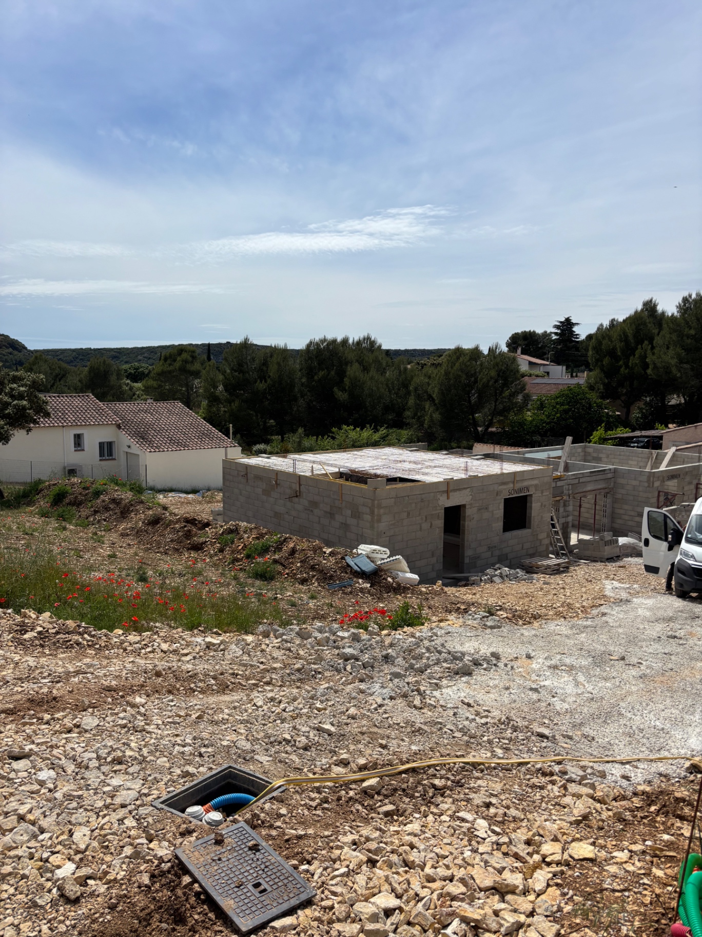 Dalle béton armé ferraillée avant coulage sur le chantier de Valliguières