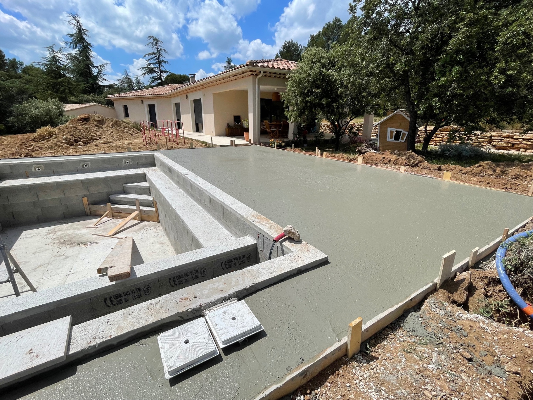 Piscine maçonnée avec plage en béton fraîchement coulée