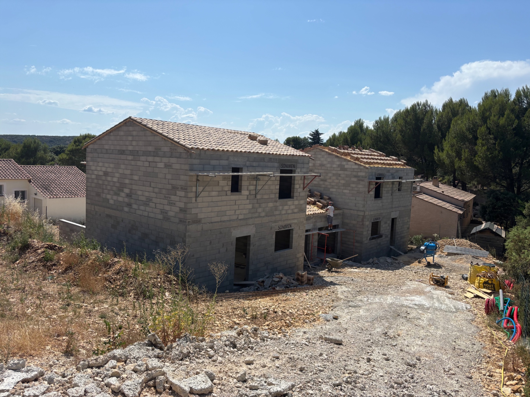 Deux villas à étage avec couverture en tuiles canal en cours de pose