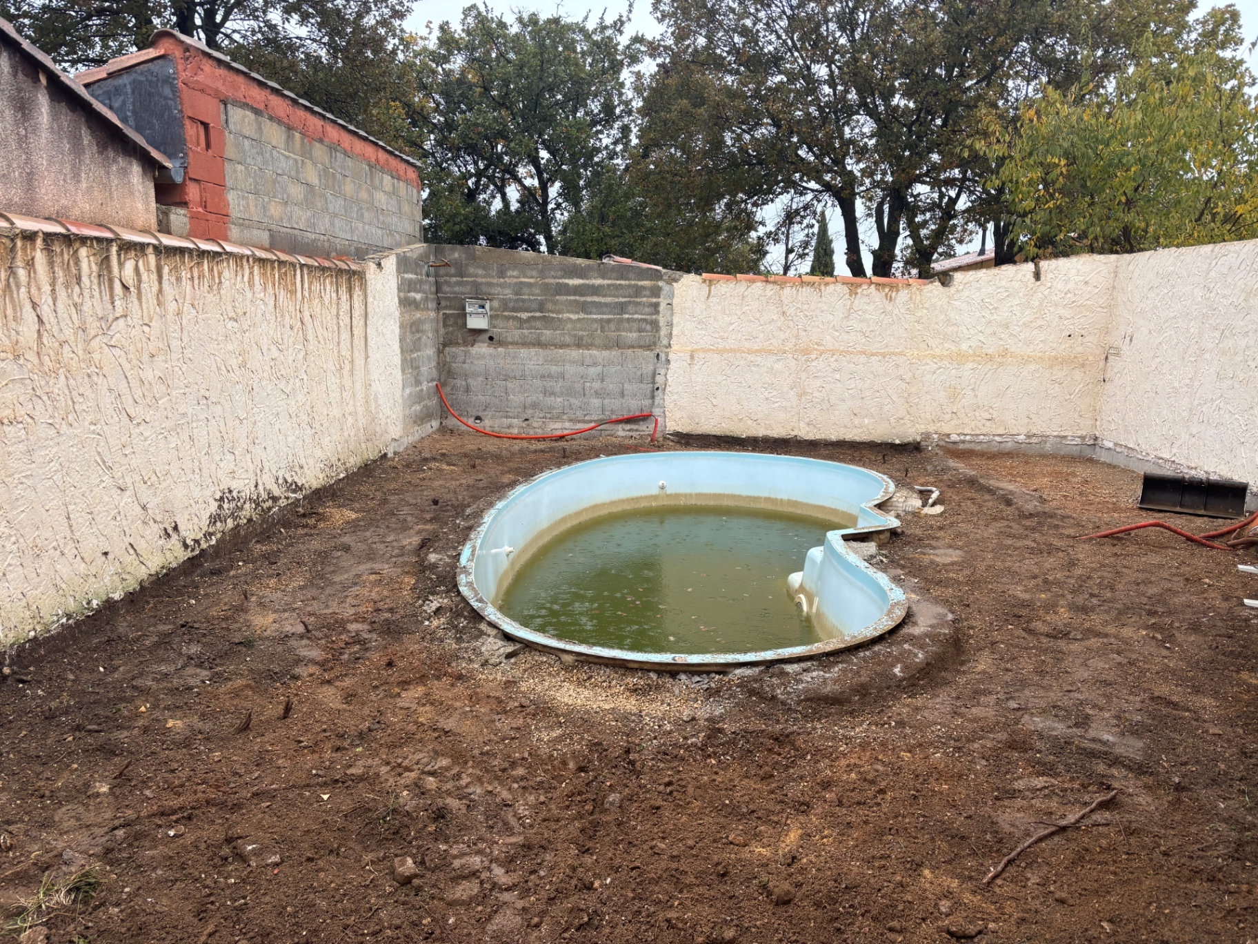 Cour terrassée et préparée avant coulage de la dalle