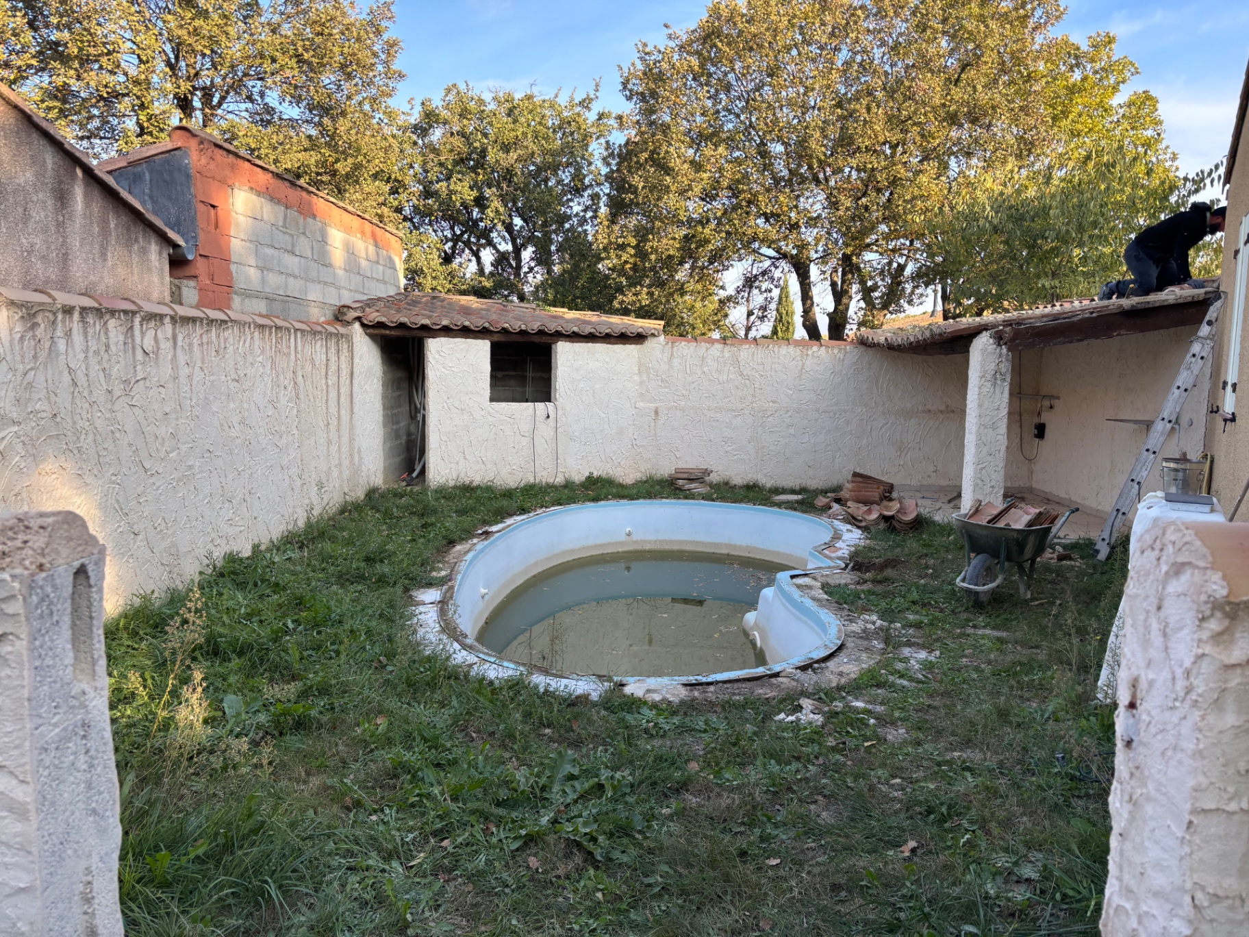 Cour avant travaux avec piscine existante